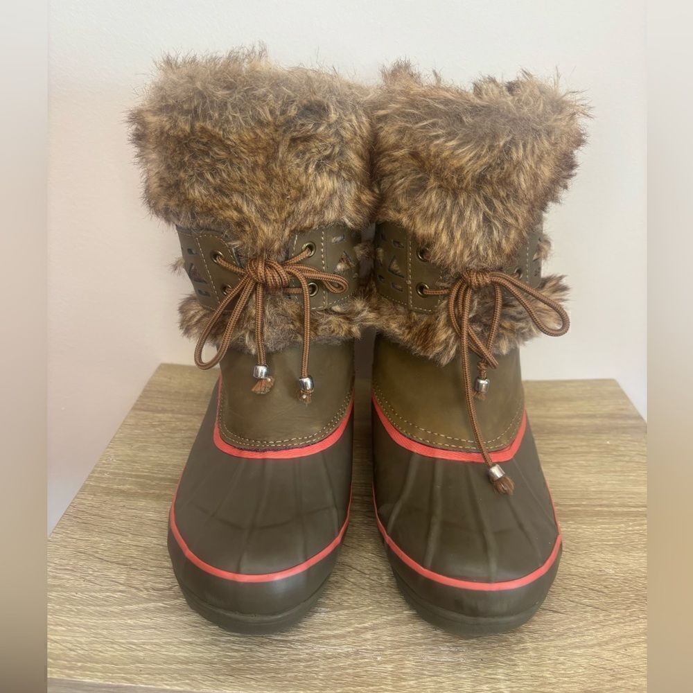 Khombu EUC brown/pink faux fur winter boots Size 6